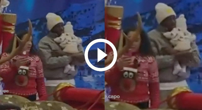 Le prime immagini di Osimhen in versione papà: con Haly fra le braccia al parco giochi | VIDEO