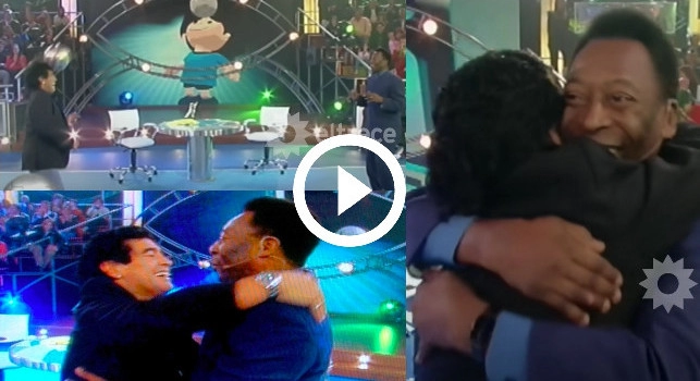 Ho un sogno, Pel&eacute; e Maradona show coi palleggi: Un giorno giocheremo in paradiso | VIDEO