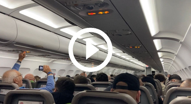 Tifosi Napoli in volo per Genova, cori da stadio: sentite cosa dice l’hostess | VIDEO CN24