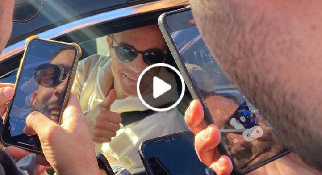 Jack purgali!: tifosi pazzi per Raspadori, <i>assalto</i> d'affetto all'uscita di Castel  Volturno | VIDEO CN24