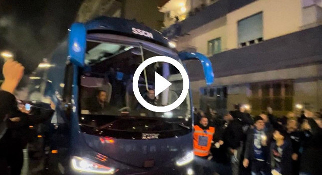 Napoli-Juventus, il bus arriva al Maradona tra i fuochi d'artificio! | VIDEO CN24