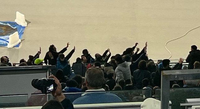 Napoli-Juve 5-1: la tribuna del Maradona saluta con il cinque il settore ospiti | FOTO