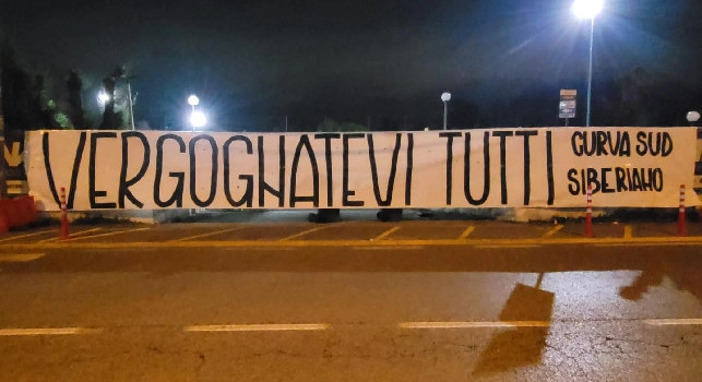 Vergognatevi tutti. Caos Salernitana, striscione degli ultras al centro sportivo | FOTO