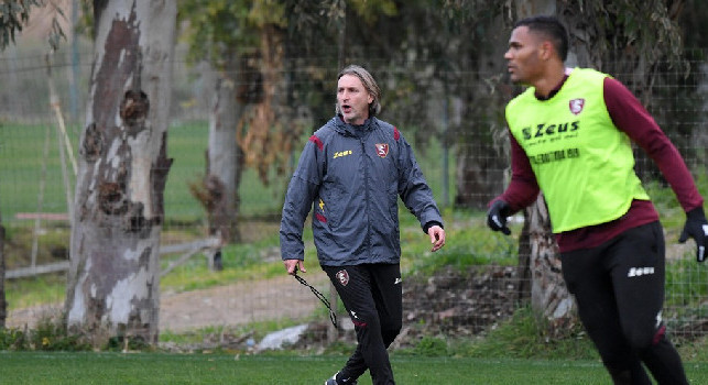 Salernitana contestata dai tifosi, spuntano due striscioni al centro sportivo: Salvate la dignità
