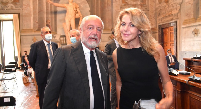 Claudia Gerini: Spalletti e Mourinho potrebbero essere una coppia di comici a teatro! Un privilegio recitare a Napoli, su Totti e De Laurentiis...