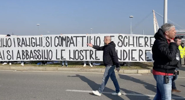 Scandalo e penalizzazione, i tifosi Juve si presentano con uno striscione | FOTO