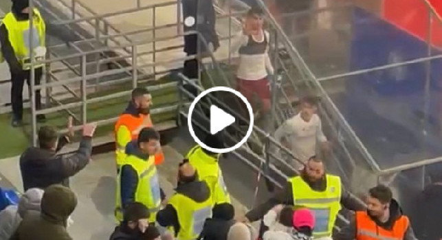 Andate a casa!: tifosi Napoli sfottono i romanisti, Dybala reagisce così | VIDEO