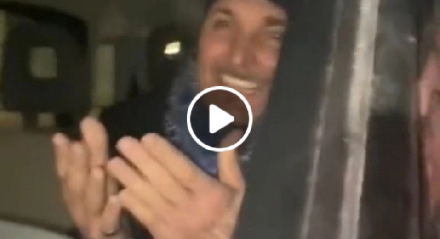 Ma è Spalletti!: il mister piomba con la Panda da alcuni tifosi che reagiscono così | VIDEO