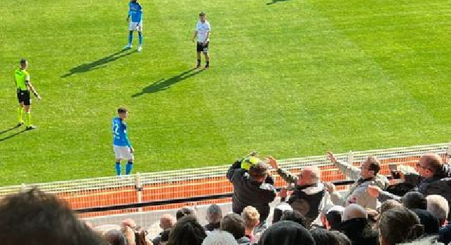 “Di Lo, lancialo!” Tifosi chiedono il pallone sgonfio al capitano | FOTO