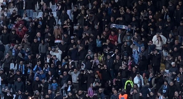 Napoli in vantaggio! La panchina azzurra esulta con i tifosi alle loro spalle | FOTO