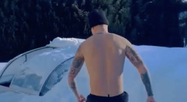 Hamsik in costume sulla neve, sfida estrema! La battuta di Decibel Bellini | VIDEO
