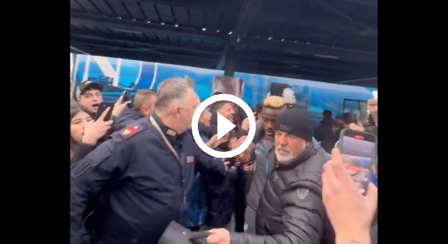 Entusiasmo Napoli, accoglienza da brividi all'aeroporto dopo la vittoria | VIDEO