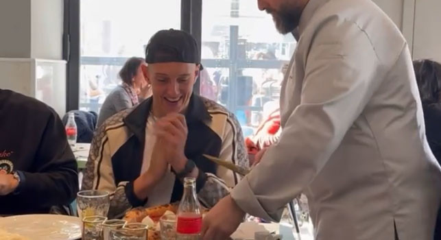Gollini in una nota pizzeria, spunta un regalo | VIDEO