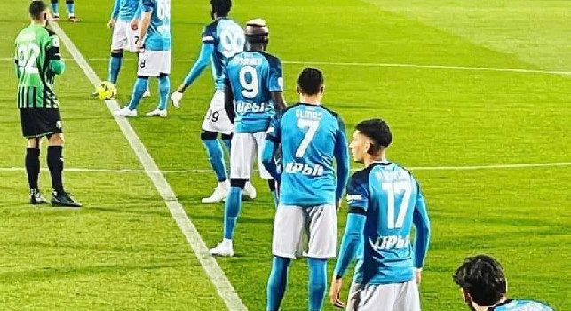 Napoli a centrocampo al fischio d'inizio, l'impressionante scatto da Sassuolo | FOTO