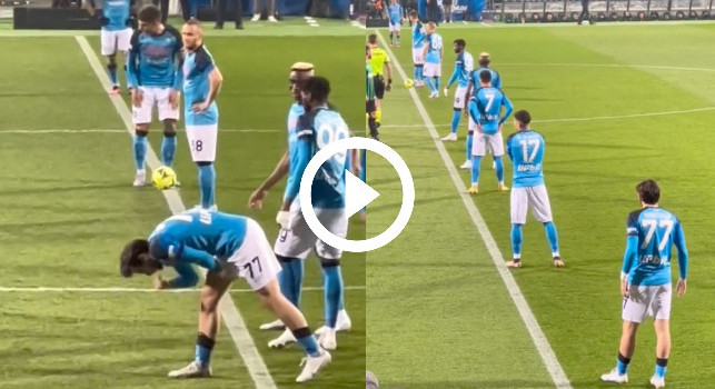Napoli schierato al fischio d'inizio: il gesto di Kvara e l'ovazione del pubblico! | VIDEO