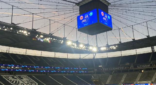 Il Napoli ribalta il risultato pronosticato dal maxi schermo dello stadio di Francoforte | FOTO