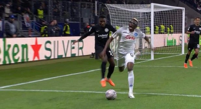Calcio di rigore per il Napoli! Fallaccio su Osimhen | FOTO