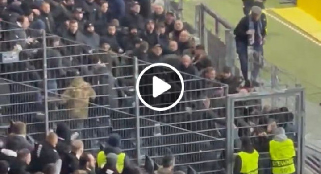 Brutto episodio a Francoforte: rissa all'interno del settore riservato ai tifosi del Napoli | VIDEO
