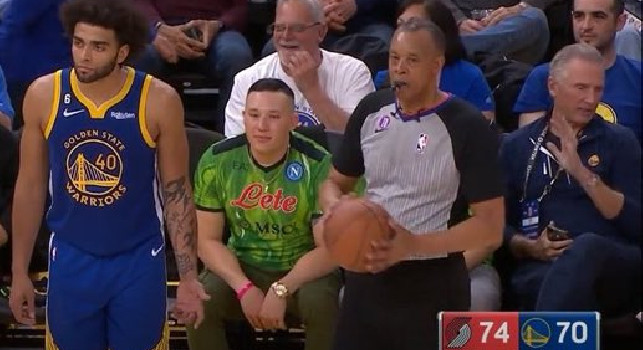 Incredibile ma vero: spunta la maglia del Napoli in diretta tv in NBA! | FOTO