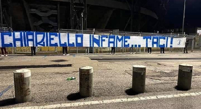 Chiariello infame...taci!, gli ultras rispondono al giornalista con uno striscione vergognoso | FOTO