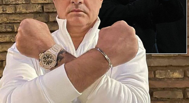 Mourinho rispolvera le manette dopo la conferma della squalifica, l'immagine diventa virale | FOTO