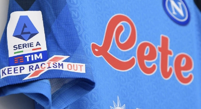 &ldquo;Keep racism out&rdquo; patch sulle maglie di Napoli e Atalanta | FOTO