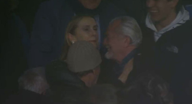 Gol Kvaratskhelia all’Atalanta: ADL esulta in tribuna ricevendo bacio della moglie Jacqueline | FOTO