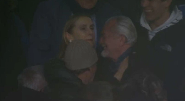 Gol Kvaratskhelia all&rsquo;Atalanta: ADL esulta in tribuna ricevendo bacio della moglie Jacqueline | FOTO