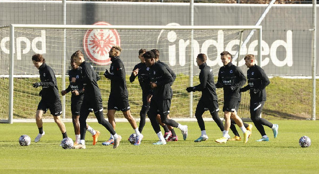 Eintracht pronto a partire per Napoli, giocatori concentrati alla rifinitura a Francoforte | VIDEO