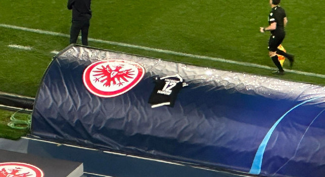 L’Eintracht rende onore ai suoi tifosi: spunta maglia numero 12 dietro la panchina di Glasner | FOTO