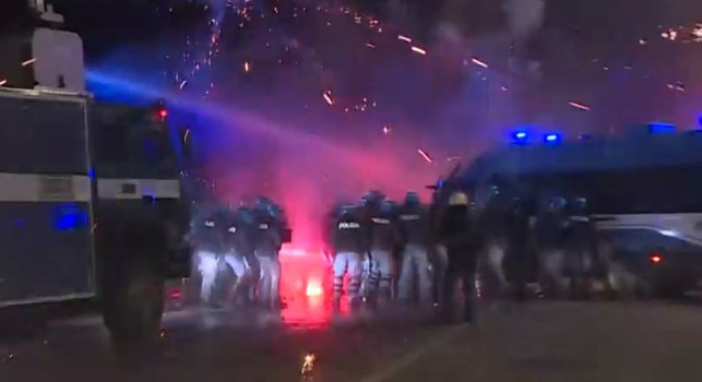Scontri in via Chiatamone tra forze dell'ordine e facinorosi incappucciati, idranti e lacrimogeni in azione