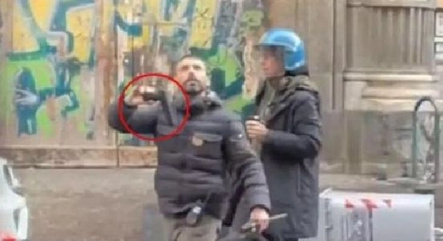 Scontri Ultras Eintracht a Napoli, trovata una pistola a piazza del Gesù! | FOTO