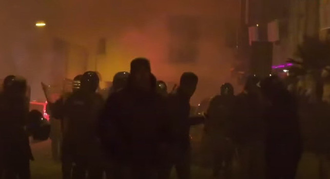 Lungomare, forze dell'ordine in allerta dopo guerriglia e scintille Ultras Napoli coi tifosi Eintracht | VIDEO