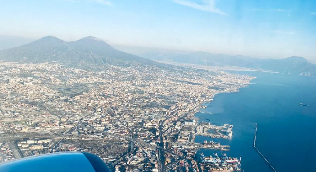 'Sei bellissima', vista mozzafiato dall'aereo: Napoli in viaggio verso Torino | FOTO