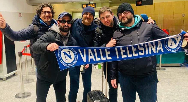 Spalletti posa con i tifosi del Napoli Club Valle Telesina in stazione a Torino | FOTO