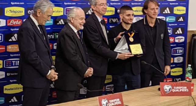 De Laurentiis e il sindaco di Napoli Manfredi consegnano la medaglia della città a Gravina | FOTO