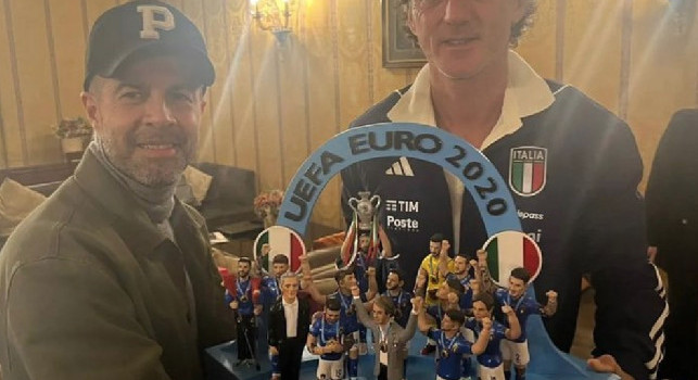 Ferrigno consegna a Mancini le statuette in ricordo della vittoria degli azzurri ad Euro2020: spunta un regalo emozionante | FOTO