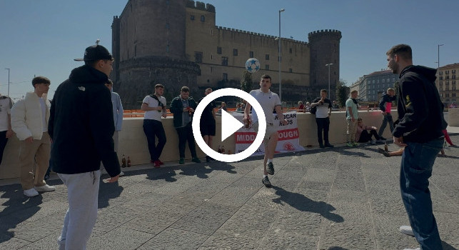 Italia-Inghilterra, partitella al Maschio Angioino con gli inglesi: è meraviglioso! | VIDEO CN24
