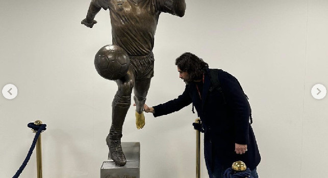 Adani allo stadio tocca il piede sinistro della statua di Maradona | FOTO