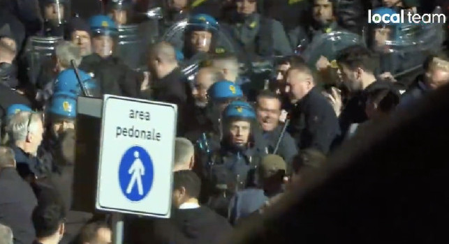 Attimi di tensione a Fuorigrotta, la Polizia carica i tifosi inglesi all'ingresso | VIDEO