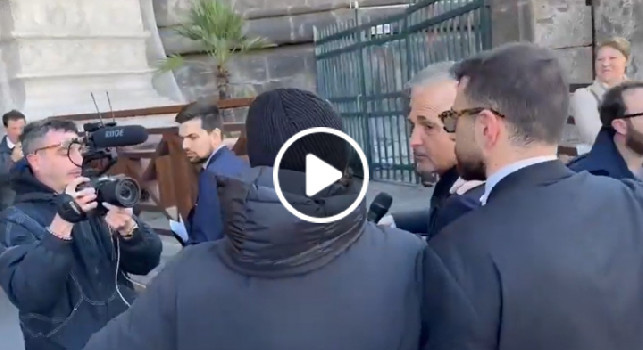 Spalletti braccato da Le Iene fuori al Maschio Angioino: svelato il motivo | VIDEO