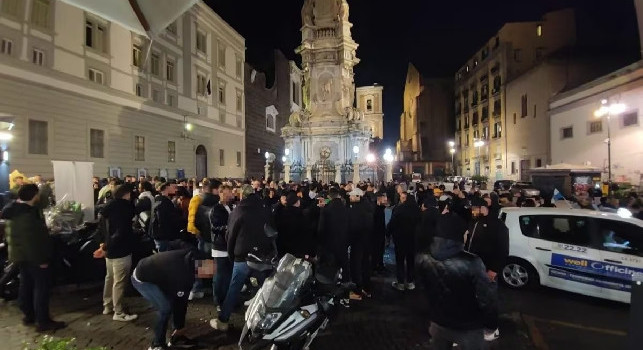 Ultras Napoli da applausi: in piazza del Gesù per comprare nei negozi devastati dai tedeschi | FOTO