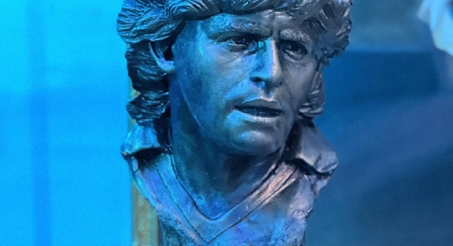 Lo scultore Sepe dona volto di Maradona al Museo Biblioteca Sociale di Casalnuovo | FOTO