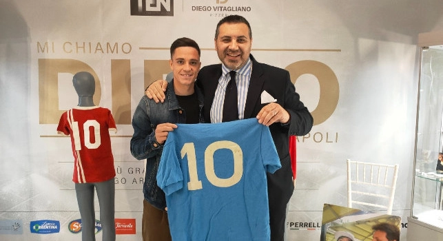 “Mi chiamo Diego e vengo da Napoli”, affluenza massiccia alla mostra organizzata da Antonio Luise e Diego Vitagliano | FOTO