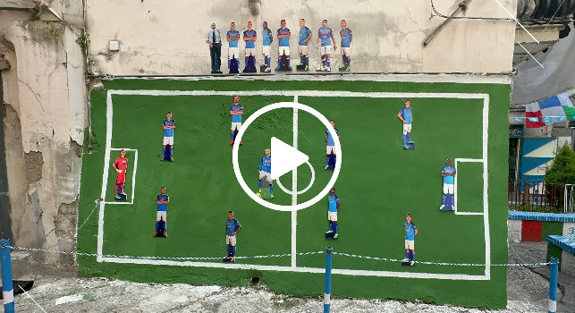 Festa Scudetto Napoli, che genialata: la squadra diventa un subbuteo-murales! | VIDEO CN24