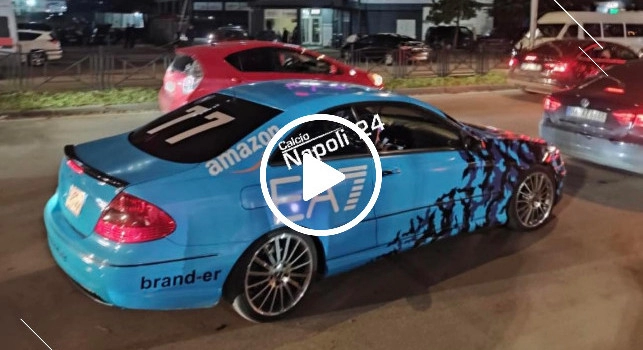 Clamoroso in Georgia, tifosi con un’auto che copia la maglia del Napoli | VIDEO CN24