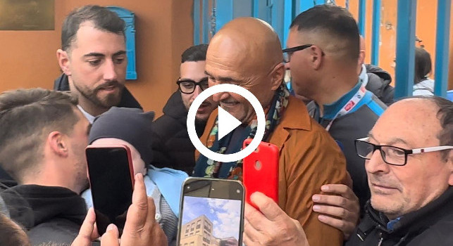 Spalletti da Don Luigi Merola, mister sommerso dai tifosi del Napoli all'uscita | VIDEO CN24