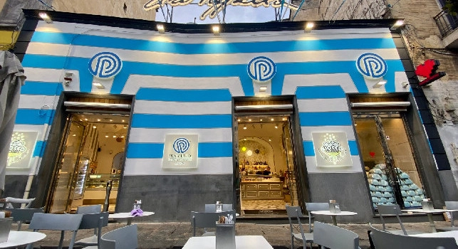 La Pasticceria Poppella si veste d'azzurro e si prepara alla festa scudetto del Napoli | FOTO