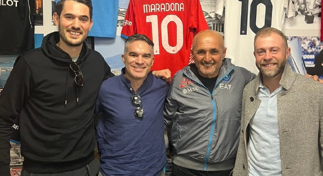 Regalo di Spalletti al giornalista americano, vino rosso dalla sua Rimessa | FOTO