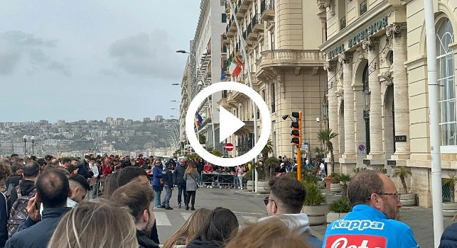 Milan in arrivo a Napoli, guardate cosa sta succedendo fuori l’hotel | VIDEO CN24